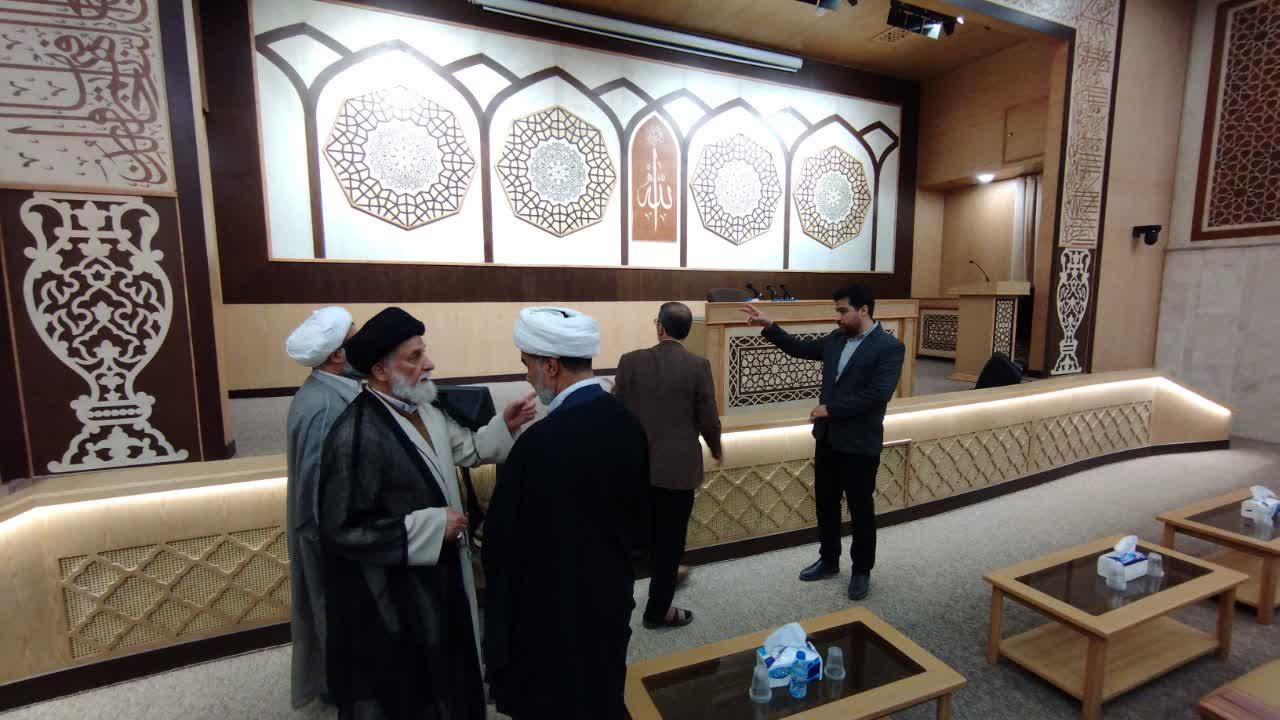 گزارش تصویری: بازدید تولیت موقوفات آیت‌الله العظمی خویی از نمایشگاه پژوهش و کتاب دانشگاه بین‌المللی آل‌البیت(ع) در قم